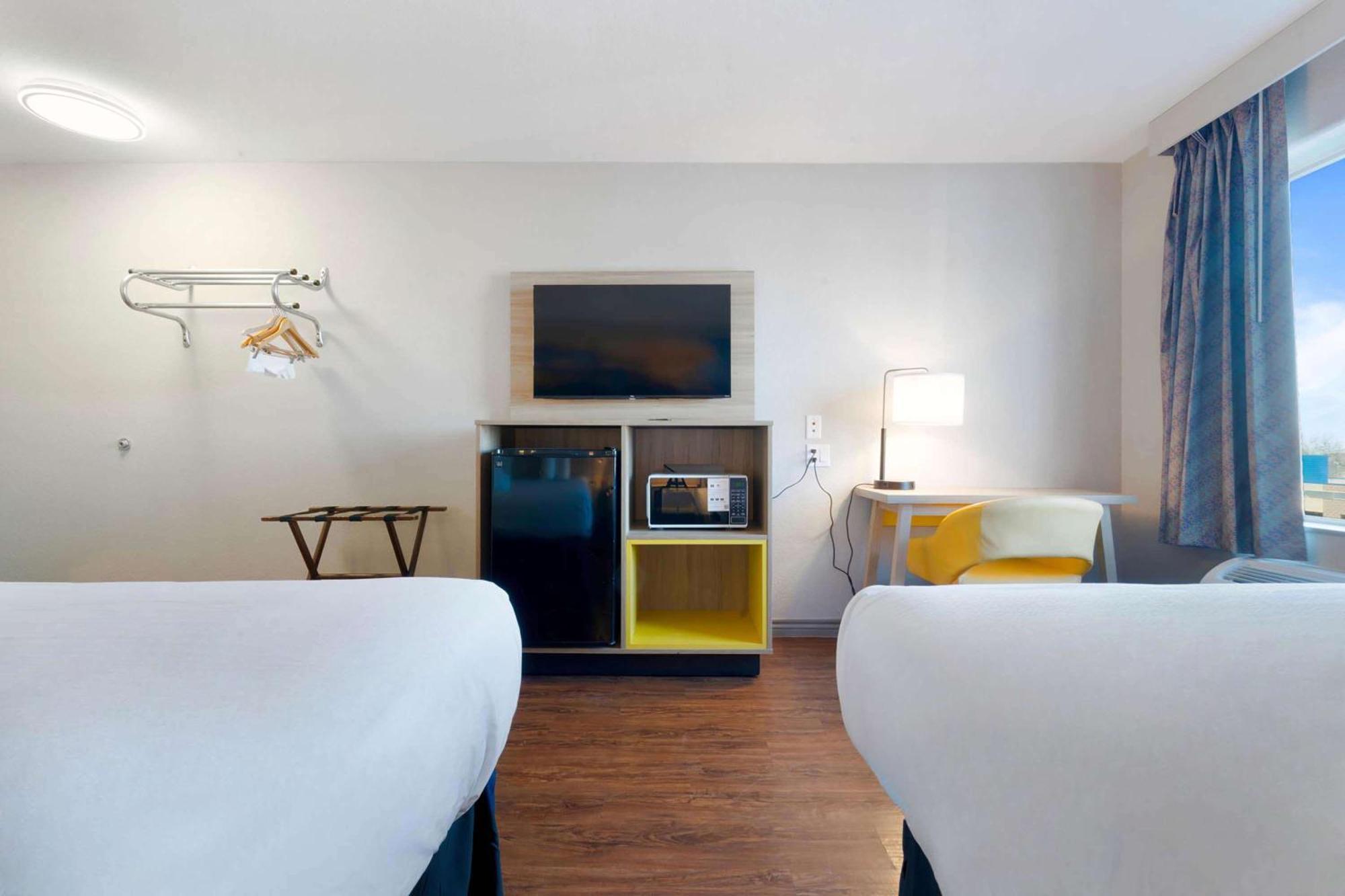 Days Inn By Wyndham Торнтон Экстерьер фото