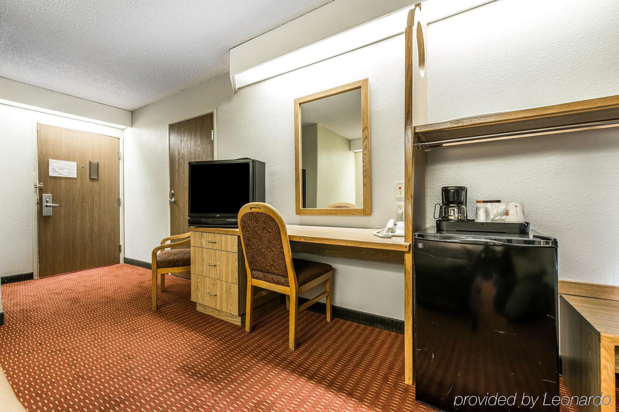 Days Inn By Wyndham Торнтон Экстерьер фото