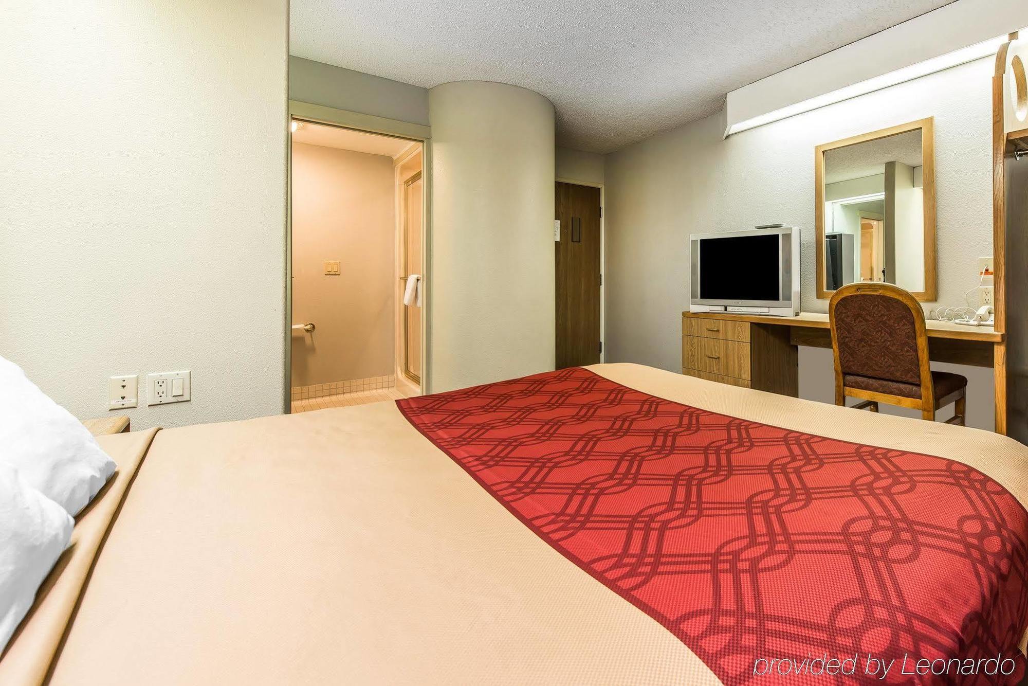 Days Inn By Wyndham Торнтон Экстерьер фото